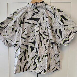 Stand Out in this Banana Republic Shirt Size: M